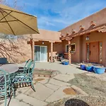 Cozy Santa Fe Studio With Courtyard And Fireplace